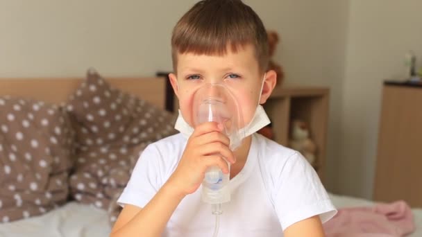 Astım spreyi olan bir çocuk. Çocuk hastalandı. — Stok video