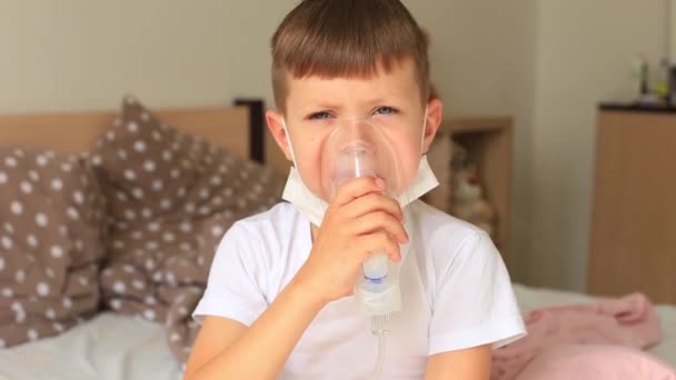 Een kind met een inhalator. De jongen werd ziek. — Stockvideo