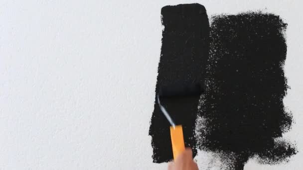 Hand paints foam polystyrene black. — Stock Video