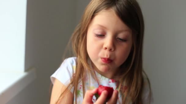 Video dívky, která jí jahody