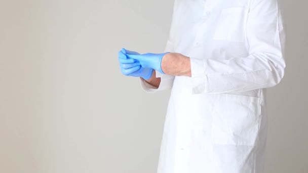 Video how a doctor puts a rubber glove on his hand. — Stock Video