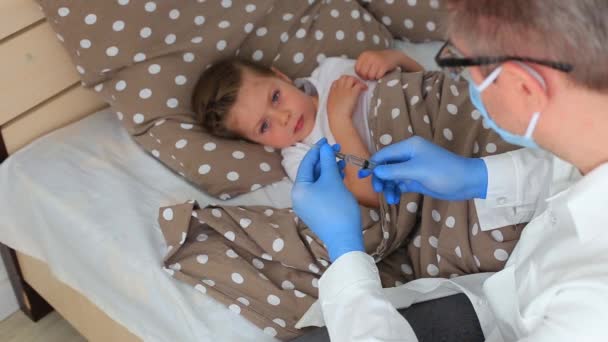 O médico vai administrar uma injeção a uma criança doente. . — Vídeo de Stock
