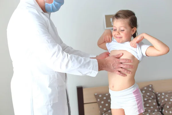 Девочка стесняется доктора. Гинекологическое обследование. Маленькая девочка в куртке серый фон. Подросток врач разговор. Девочки у детского гинеколога.