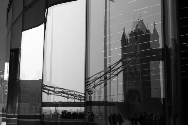 Foto Bianco Nero Del Tower Bridge Riflessa Vicino Edificio Londra — Foto Stock