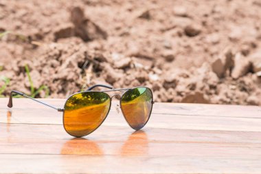 Ahşap kurullarında güneş gözlüğü.