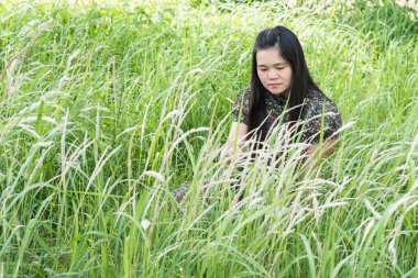 Mutlu kadın çimlerin üzerinde.