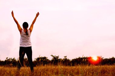 Parktaki genç bir kadın. Kollarını uzatıyor. .