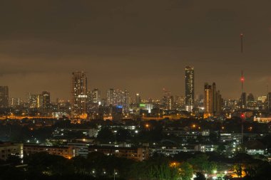 Alacakaranlıkta Bangkok silueti.