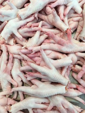 Pişirmek için taze tavuk..