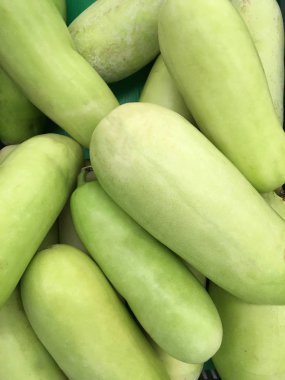 Mandalina portakalı. Turunçgil ve meyve dükkanında birçok portakal meyvesi.