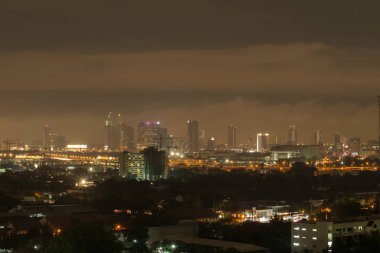 Alacakaranlıkta Bangkok silueti.