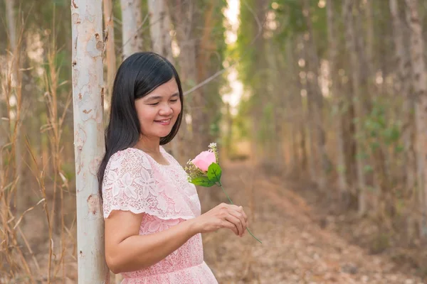 Woman Holding Flower Nature — Stock Photo, Image