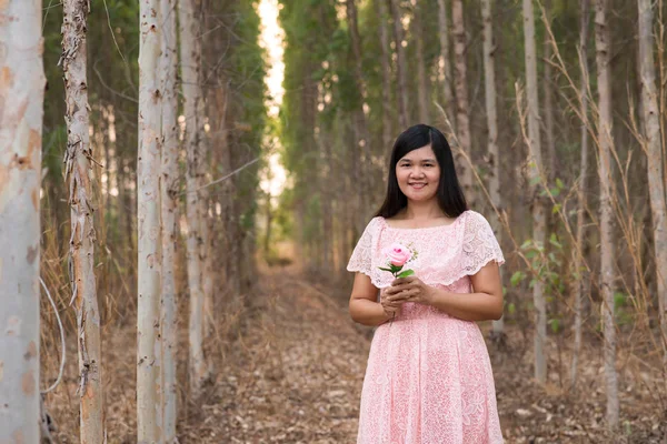 Frau Hält Eine Blume Der Natur — Stockfoto