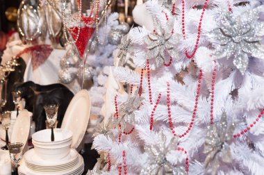 Hediyeler ve mutfak eşyaları ile beyaz Noel ağacı