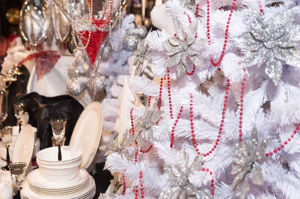 Hediyeler ve mutfak eşyaları ile beyaz Noel ağacı