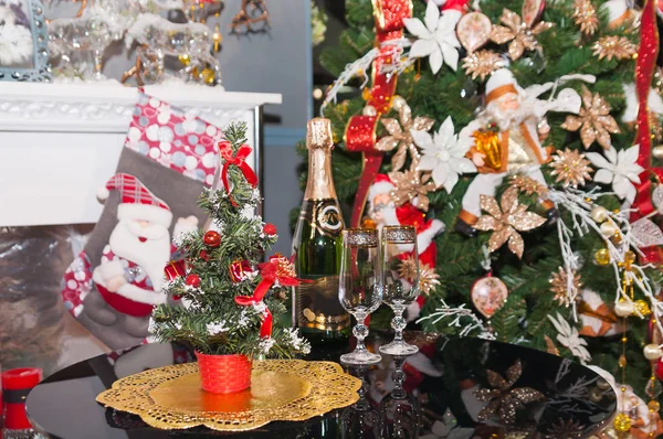 Рождественская елка с подарками возле камина в комнате — стоковое фото