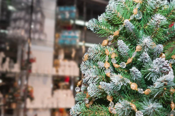 Geschmückter Weihnachtsbaum. Hintergrund der Feiertage. — Stockfoto