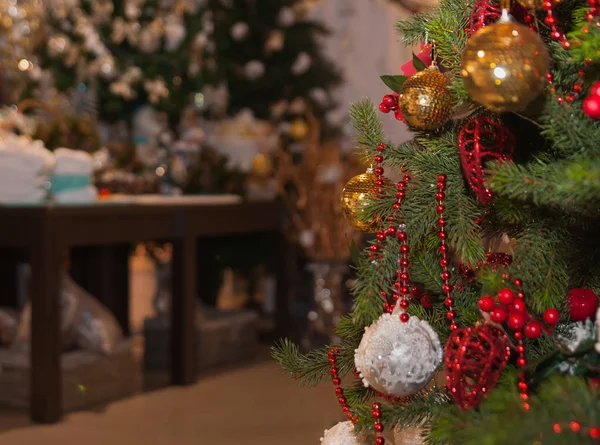 Geschmückter Weihnachtsbaum. Hintergrund der Feiertage. — Stockfoto