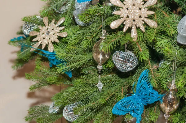 Geschmückter Weihnachtsbaum. Hintergrund der Feiertage. — Stockfoto