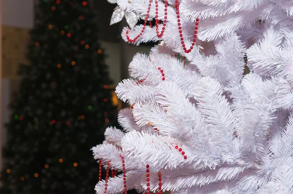 Arbre de Noël artificiel blanc avec décoration rouge — Photo