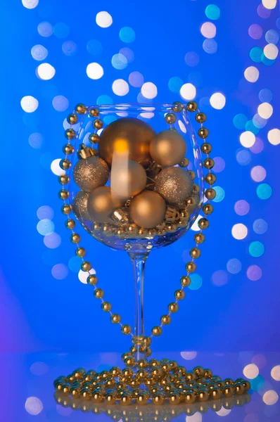 Noel süsler mavi bokeh büyük bir bardak içinde