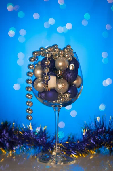 Mavi arka plan üzerinde büyük cam parlak Noel süsler.