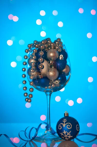 Mavi arka plan üzerinde büyük cam parlak Noel süsler.