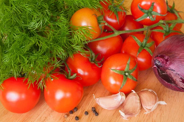 soğan ve otlar masanın üzerine domates sarımsak