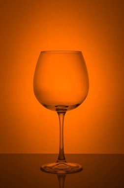 Turuncu zemin üzerine Şarap kadehi