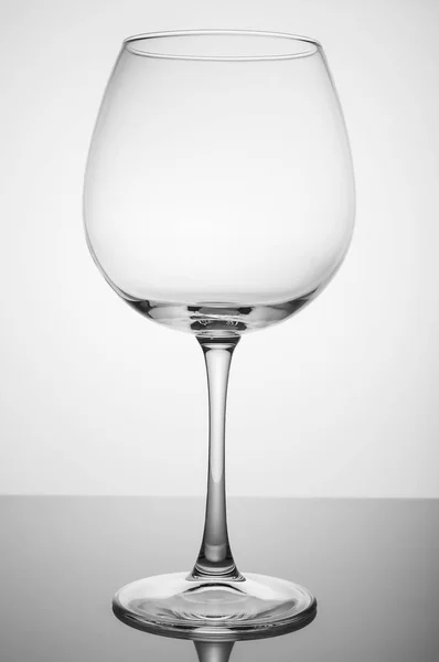 Verre à vin sur fond blanc — Photo
