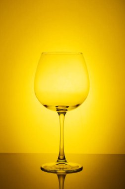 Sarı zemin üzerine Şarap kadehi