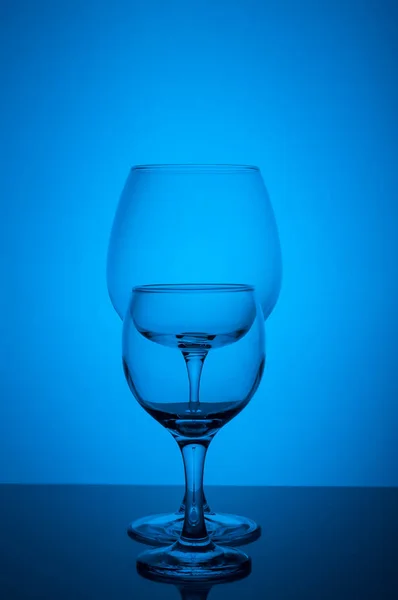 Dois copos de vinho em fundo azul — Fotografia de Stock