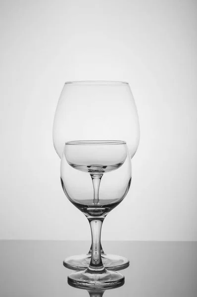 Два бокала вина на белом фоне — стоковое фото