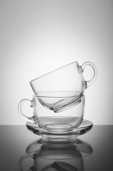 İki şeffaf cam bardak beyaz arka plan üzerinde