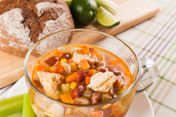 Meksika çorbası tavuk, kereviz ve sebze ile