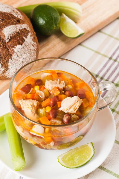 Meksika çorbası tavuk, kereviz ve sebze ile