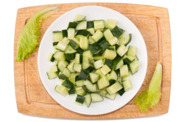 Beyaz arka plan üzerinde sebze. Salatalık, yeşillik, kesme tahtası, plaka üzerinde beyaz bir arka plan