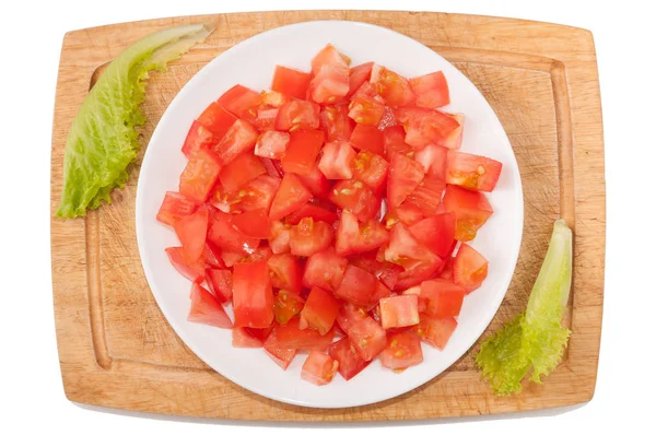 Legumes sobre fundo branco. Tomate, verduras, tábua de corte, prato sobre fundo branco — Fotografia de Stock