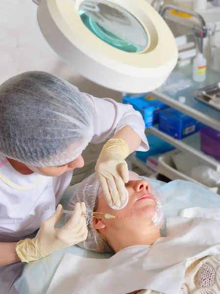 Hyaluronik asit ile kozmetik enjeksiyonu.