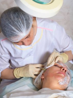 Mezoterapi enjeksiyon karşısında.