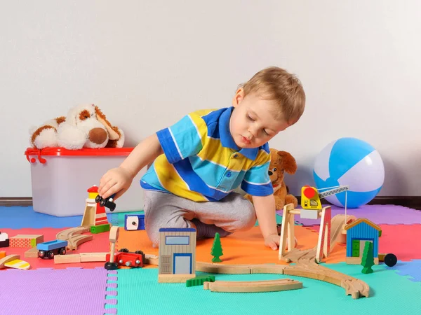 tahta tren ile oynayan küçük çocuk.