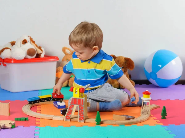 Niño jugando con ferrocarril de madera . —  Fotos de Stock