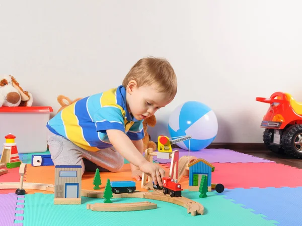 Bambino che gioca con la ferrovia di legno . — Foto Stock