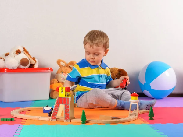 tahta tren ile oynayan küçük çocuk.