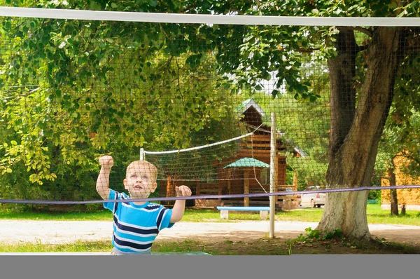Çocuk ile bir voleybol net çalış