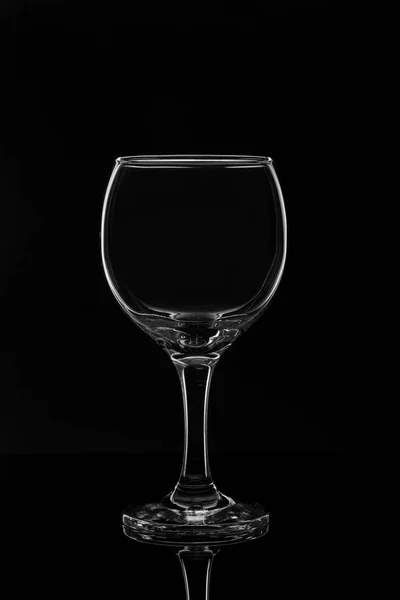 Verre à vin vide sur fond noir — Photo