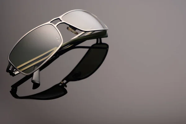 Işık, refleksleri ve yansımaları, gradyan ile bir siyah cam yüzeyi yumuşak odak kullanarak güneş gözlüğü alanı Kopyala