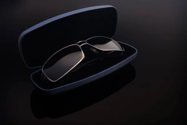 siyah yansıtıcı arka plan üzerinde güneş gözlüğü