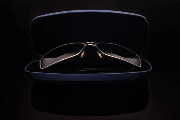 siyah yansıtıcı arka plan üzerinde güneş gözlüğü