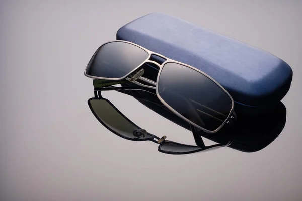 Gafas de sol en caja de cristal negro con reflejo —  Fotos de Stock